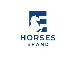 het logo-ontwerp met de beginletter e is gecombineerd met een modern en professioneel paardenhoofdsymbool vector