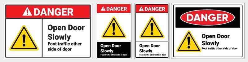 veiligheidsteken open de deur langzaam, voetverkeer andere kant van de deur voorzichtigheid. osha en ansi standaard teken gevaar. vector