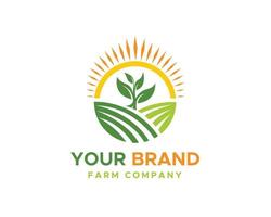 boerderij logo. sjabloon met boerderijlandschap. label voor natuurlijke landbouwproducten. groen en oranje logo geïsoleerd op een witte achtergrond. vectorillustratie. vector
