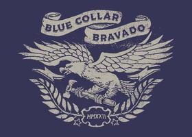 vintage grunge blauwe kraag werknemer adelaar spreidende vleugels houden hamer illustratie ontwerp vector