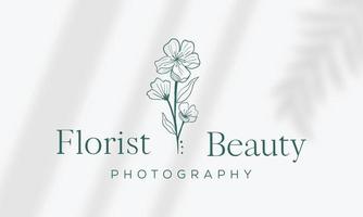 botanische bloemen element hand getekende logo met wilde bloemen en bladeren. logo voor spa en schoonheidssalon, boetiek, biologische winkel, bruiloft, floral designer, interieur, fotografie, cosmetica. vector