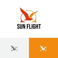 zon zeemeeuw vogel vliegen zee strand baai natuur vakantie logo vector