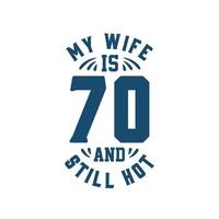 mijn vrouw is 70 en nog steeds heet. grappige 70e verjaardag voor vrouw vector