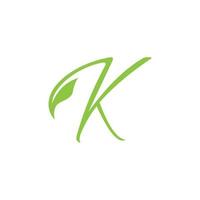 beginletter k met blad luxe logo. vector