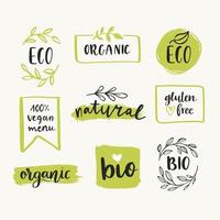 handgetekende set van biologische, eco, bio, natuurlijke, glutenvrije, veganistische voedseletiketten en vectorontwerpelementen. vector gezonde voeding logo sjablonen voor voedselmarkt, restaurant, verpakking, e-commerce.