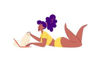 freelance meisje. een jonge vrouw met paars krullend haar ligt voor een laptop in gele huiskleding en aait een kat. geïsoleerd werkconcept op afstand. vector voorraad illustratie in cartoon stijl.