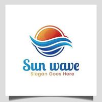 eenvoudig modern zonsonderganglogo geïsoleerd met zon en golf in zee, oceaan, strand voor natuurlijk bedrijfslogo vector