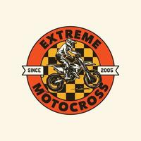 handgetekende motorcross adventure club logo badge vector