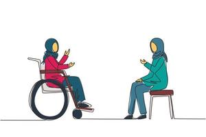 enkele lijntekening twee Arabische mensen zitten chatten, één met stoel en één met rolstoel. vriendelijke vrouw praten met elkaar, menselijke gehandicapte samenleving. ononderbroken lijntekening ontwerp vector