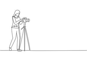 continue één lijntekening vrouwelijke fotograaf die foto's maakt met behulp van professionele apparatuur. vrouw met camera foto's maken. studio foto apparatuur. enkele lijn tekenen ontwerp vectorillustratie vector