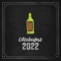 oktoberfest 2022 - bierfestival. handgetekende doodle elementen. Duitse traditionele vakantie. glazen flesje bier op een zwart krijtbord met belettering. vector