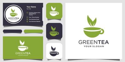 kopje thee met bladelement logo en visitekaartje ontwerp. theehuis vector ontwerp. hete aromathee met logo van groene bladeren.