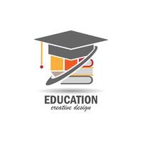 onderwijs logo vectorillustratie, afgestudeerde hoed apparatuur symbool ontwerp, potlood en boek, slim persoon concept, met graduatiegraad vector