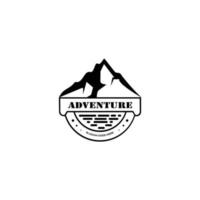 outdoor logo ontwerpsjabloon. bergbeklimmen, jagen. openluchtrecreatie, avontuur in de bergen. vector