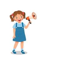 schattig klein meisje met megafoon die spreekt en schreeuwt om aankondiging te doen vector