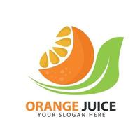 oranje logo in tweeën gesneden met groene bladeren, sinaasappelsap logo vector
