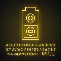 batterij met plus- en mintekens neonlichtpictogram. opladen. batterijniveau-indicator. gloeiend bord met alfabet, cijfers en symbolen. vector geïsoleerde illustratie