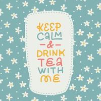 blijf kalm en drink thee met mij - belettering offertekaart met bloemenachtergrond. kruiden kamille thee kaart. platte hand getekende vectorillustratie.