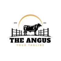 black angus koe dier logo op gras, koe boerderij vintage logo ontwerp inspiratie vector