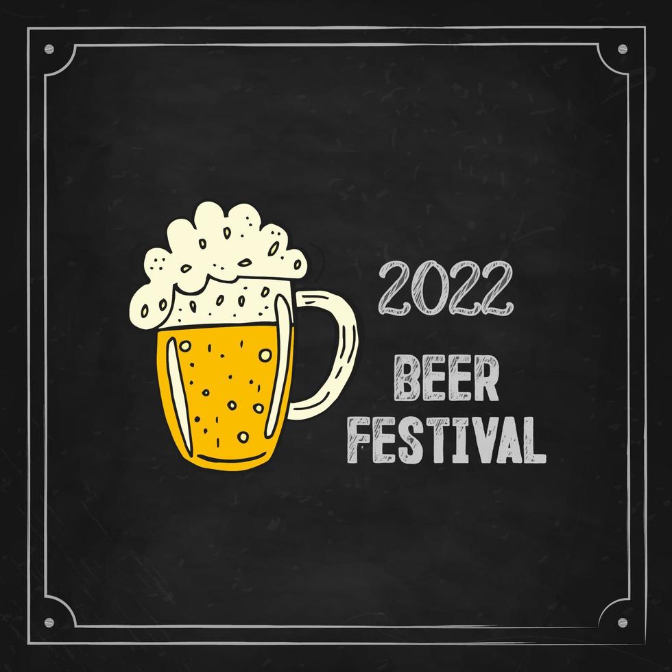 oktoberfest 2022 - ölfestival. handritade doodle element. tysk traditionell semester. glas mugg öl på en svart tavla med bokstäver. vektor