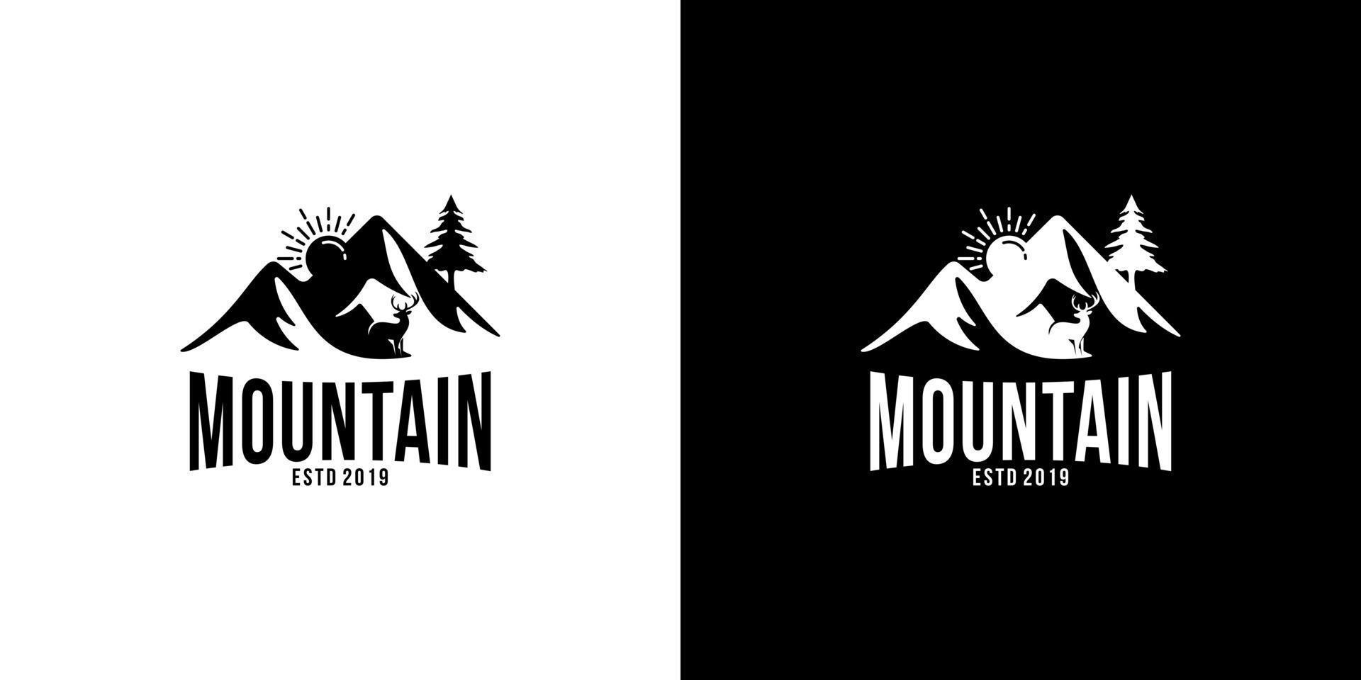 vintage logotyp, bergslandskap med djur silhuetter och solnedgång vektor