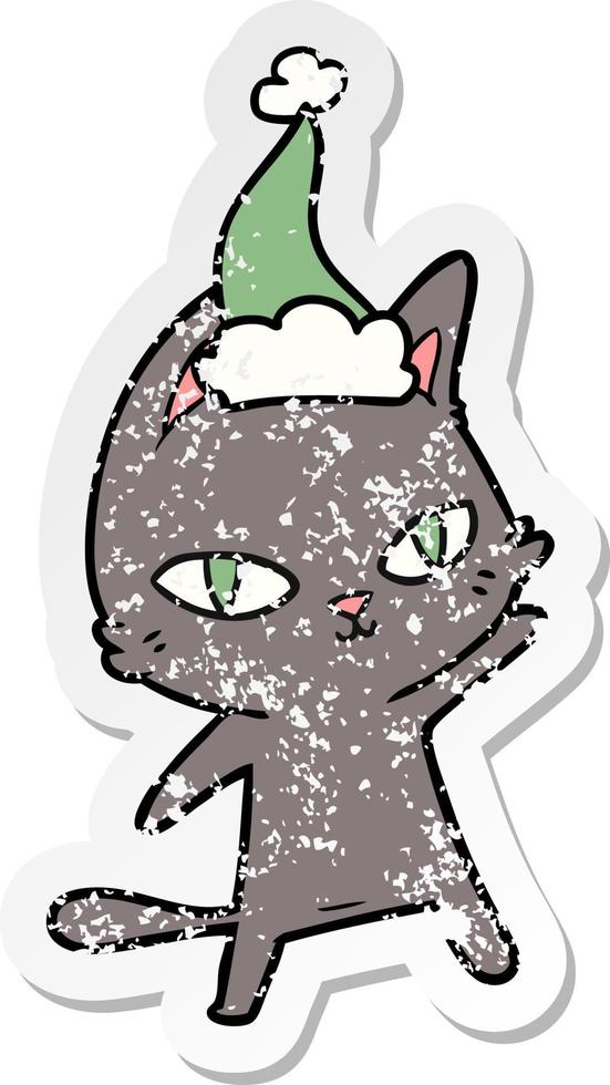 beunruhigter Aufkleber-Cartoon einer Katze, die tragende Weihnachtsmannmütze anstarrt vektor