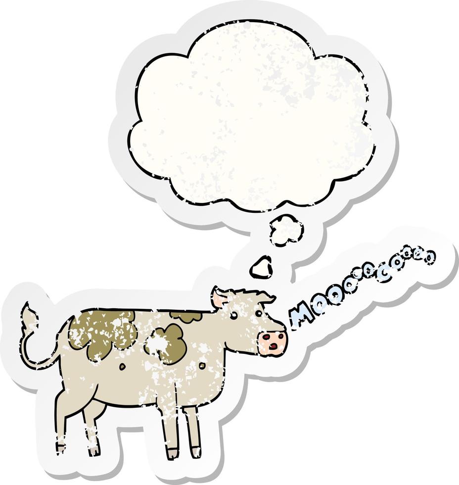 Cartoon-Kuh und Gedankenblase als beunruhigter, abgenutzter Aufkleber vektor