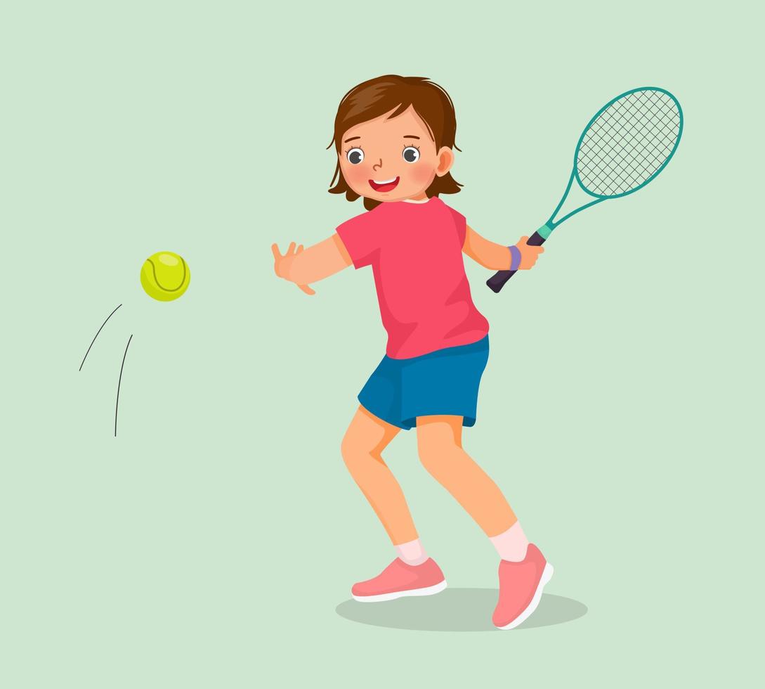 Süße kleine Sportlerin spielt Tennis im Sportclub und hält Tennisschläger bereit, den Ball zu schlagen vektor