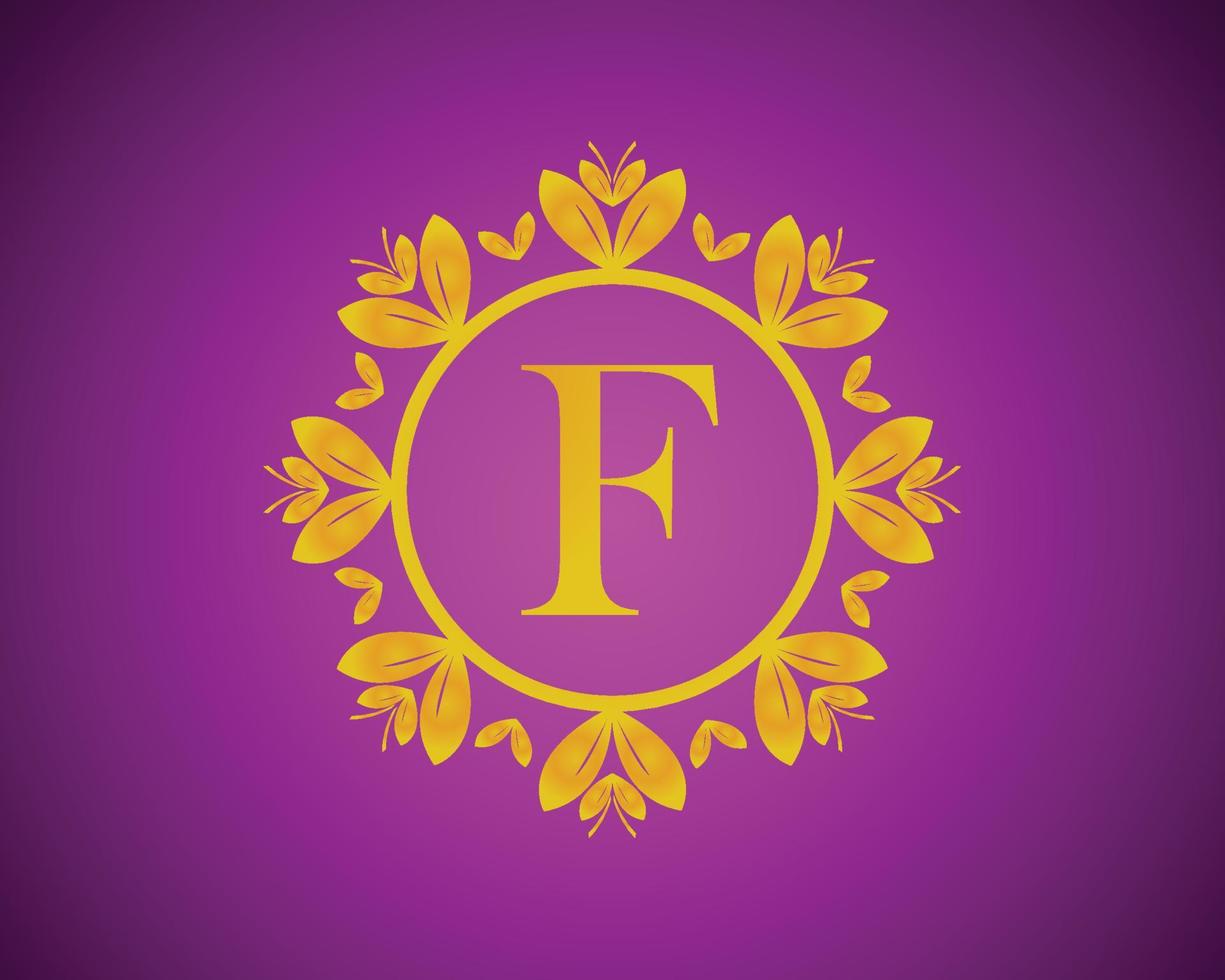 alphabet f luxus-logo-design mit goldener farbabstufung und blattgoldkreis, geeignet für baden, hotel, schönheit und pflege. vor einem violetten Samthintergrund. vektor