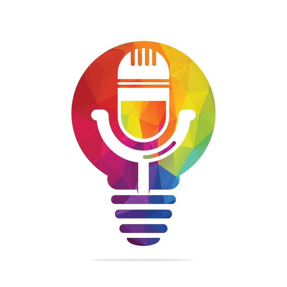 podcast och Glödlampa lampa logotyp design. studio tabell mikrofon med utsända ikon design. vektor