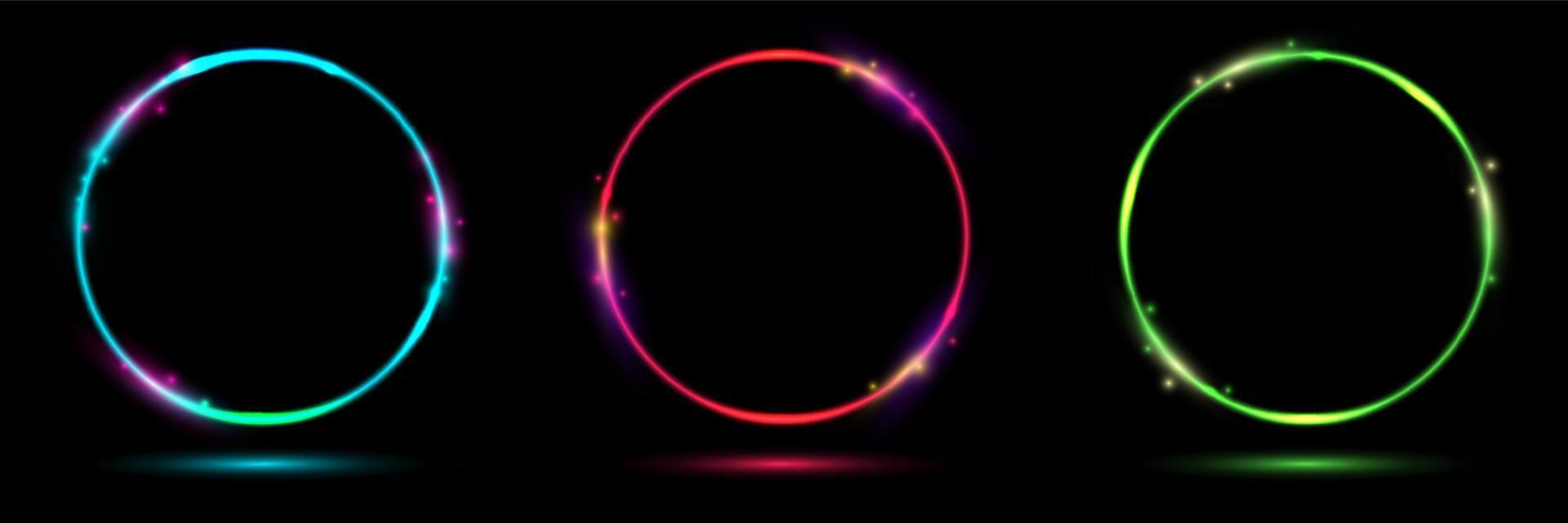 satz leuchtender neonfarbkreise runde kurvenform mit lichteffekt isoliert auf schwarzem hintergrund technologiekonzept vektor