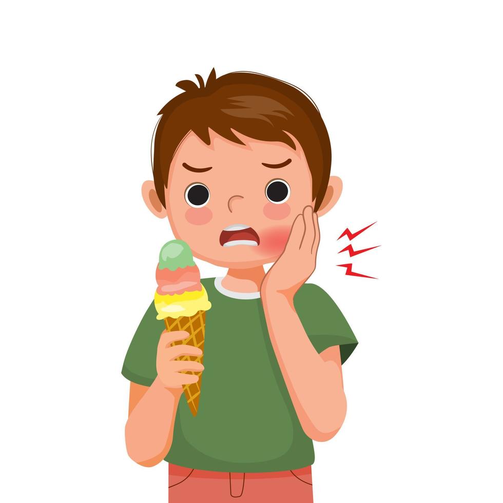 süßer kleiner junge mit empfindlichen zähnen hat zahnschmerzen, während er kaltes eis isst, das seine wange berührt und sich schmerzt vektor