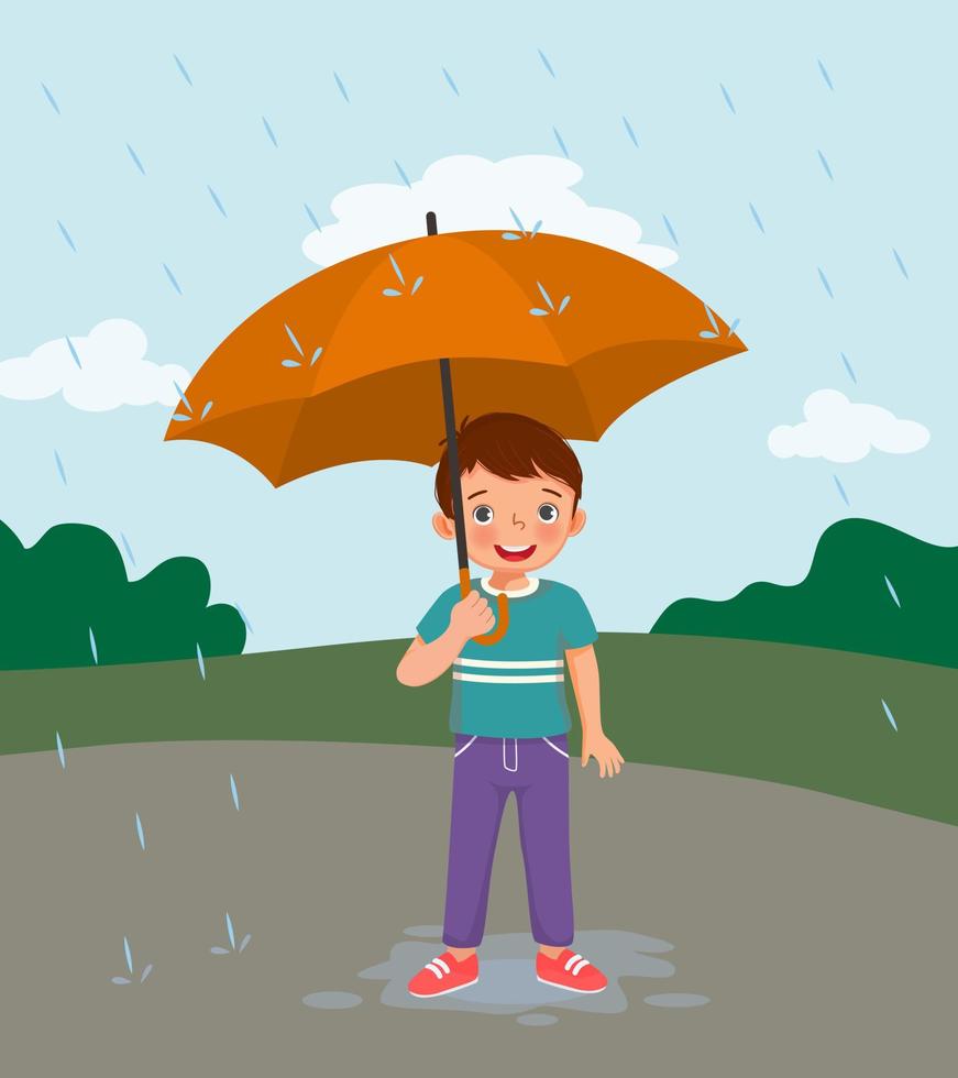süßer kleiner junge, der an einem regnerischen tag im park einen regenschirm im regen hält vektor