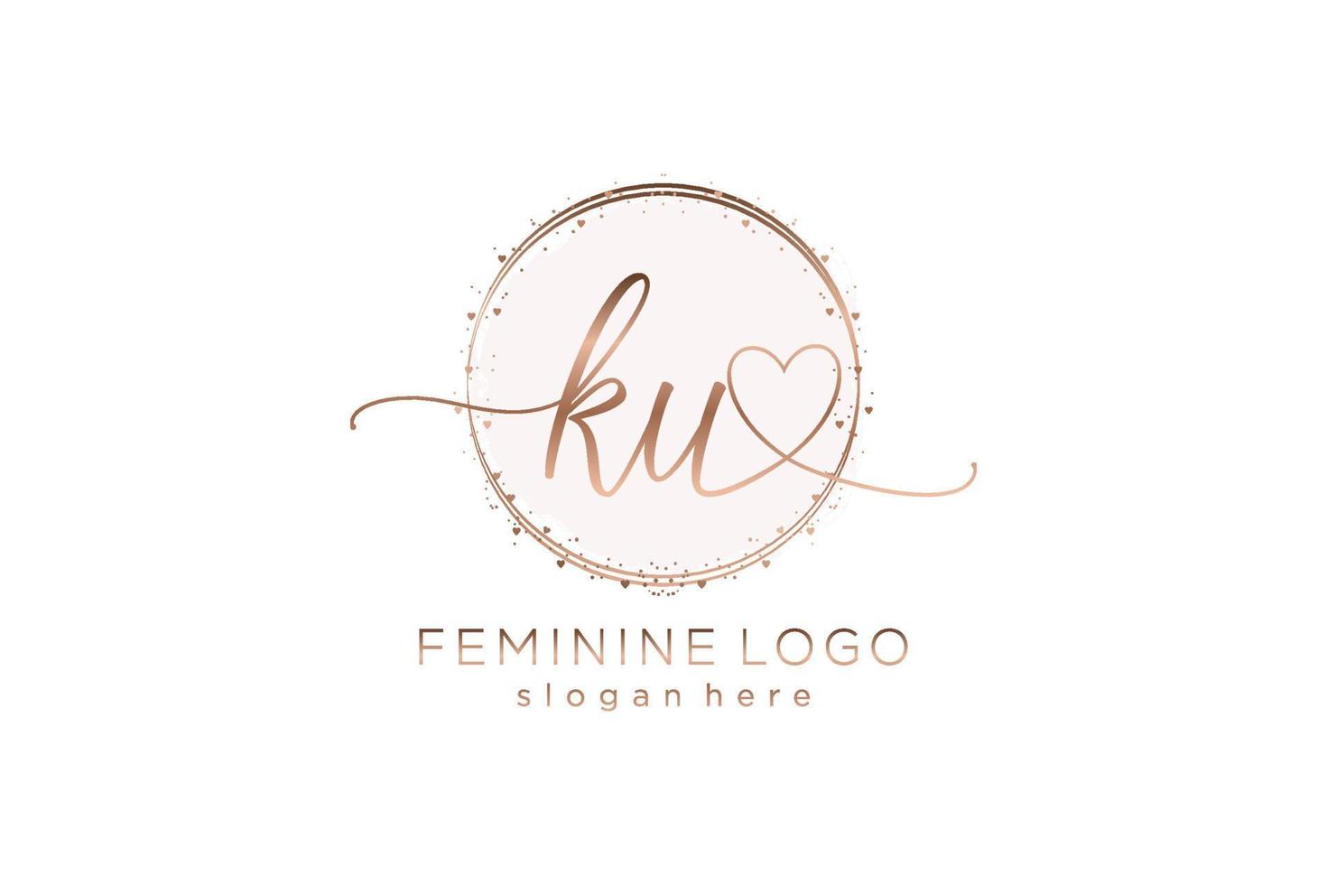första ku handstil logotyp med cirkel mall vektor logotyp av första bröllop, mode, blommig och botanisk med kreativ mall.
