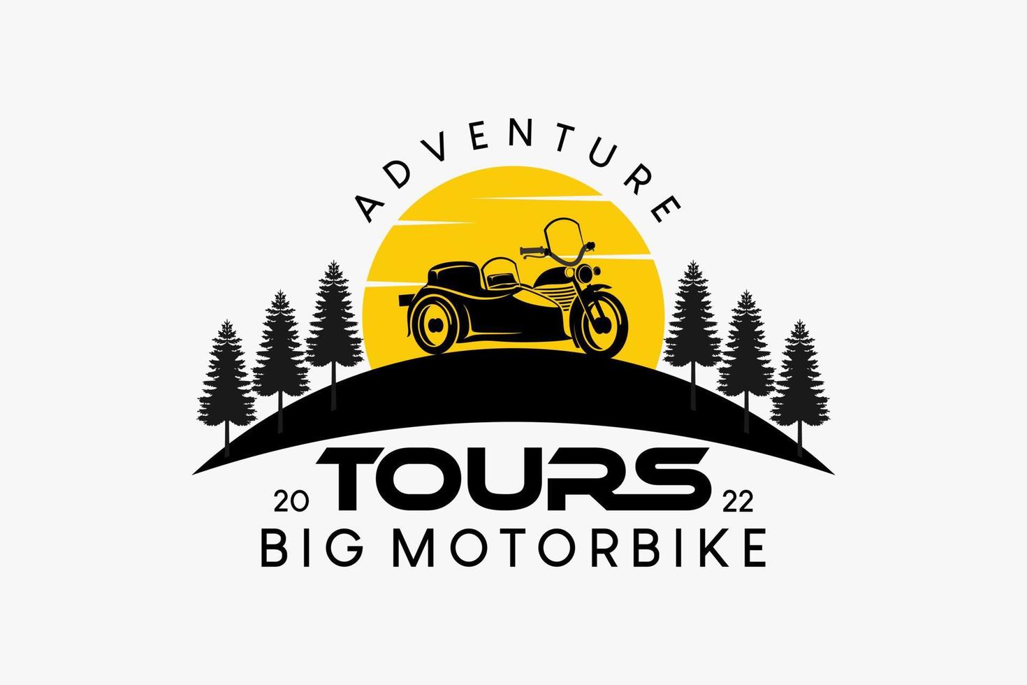 großer Motorrad-Logo-Design-Beiwagen für Reisen oder Abenteuer, große Motorrad-Silhouette kombiniert mit Tanne und Sonne vektor