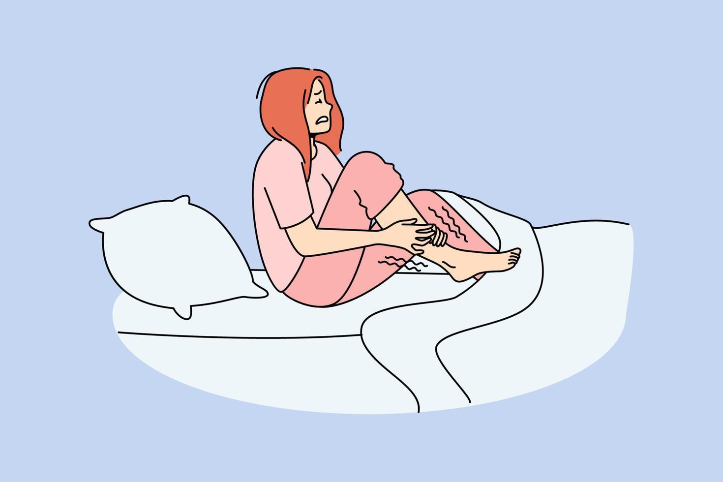 olycklig kvinna i säng på natt lida från rastlös ben syndrom. ohälsosam kvinna kamp med kramp. sjukvård begrepp. vektor illustration.