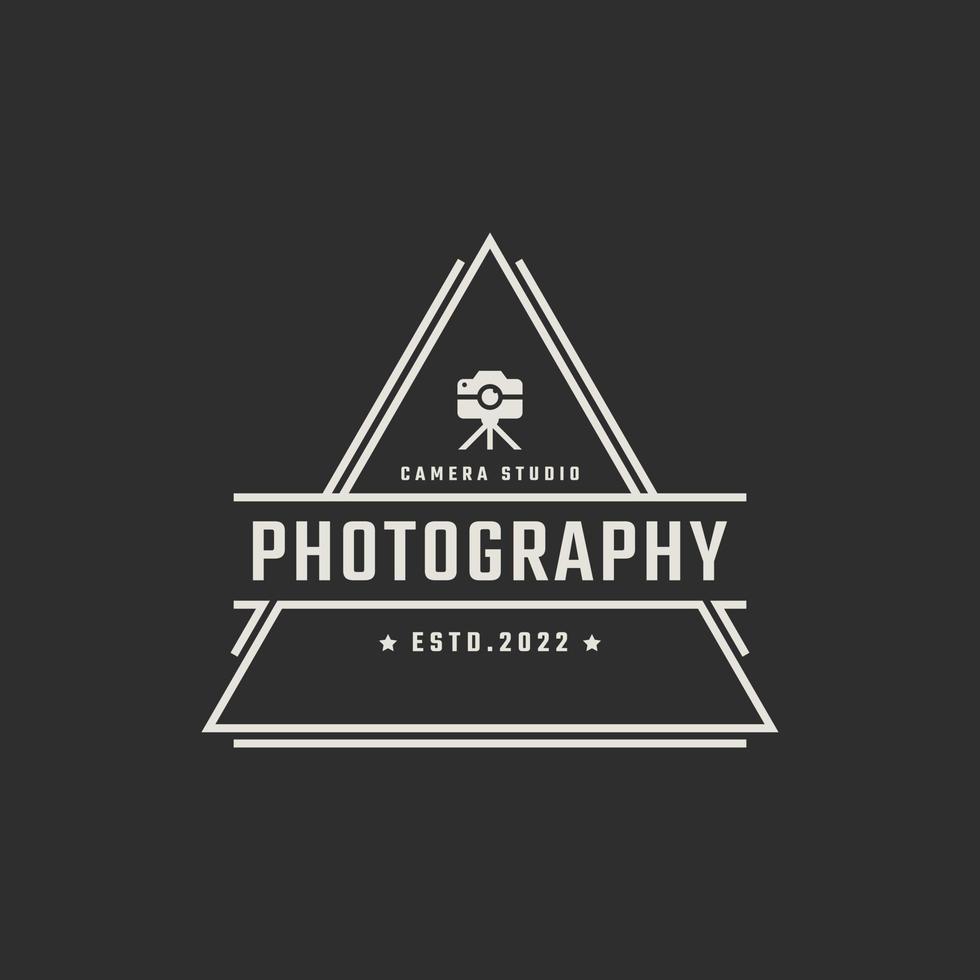 årgång retro bricka emblem fotograf Foto kamera ikon logotyp design linjär stil vektor