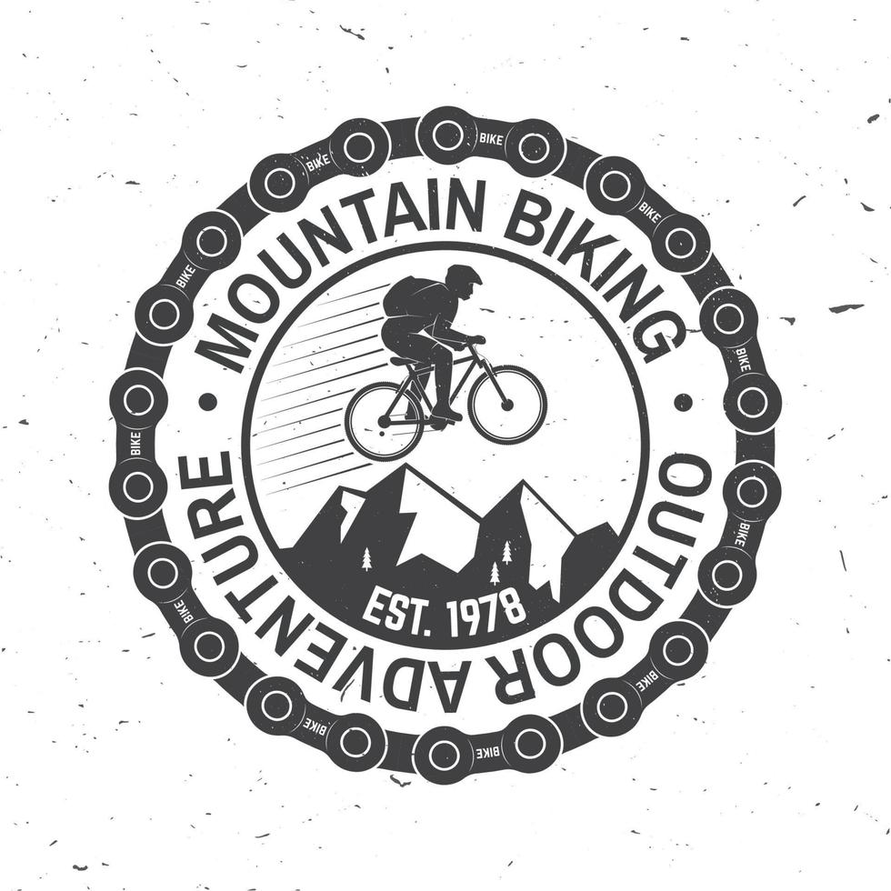 Vintage-Typografie-Design mit Auto und Anhänger, Mountainbikes und Bergsilhouette. vektor