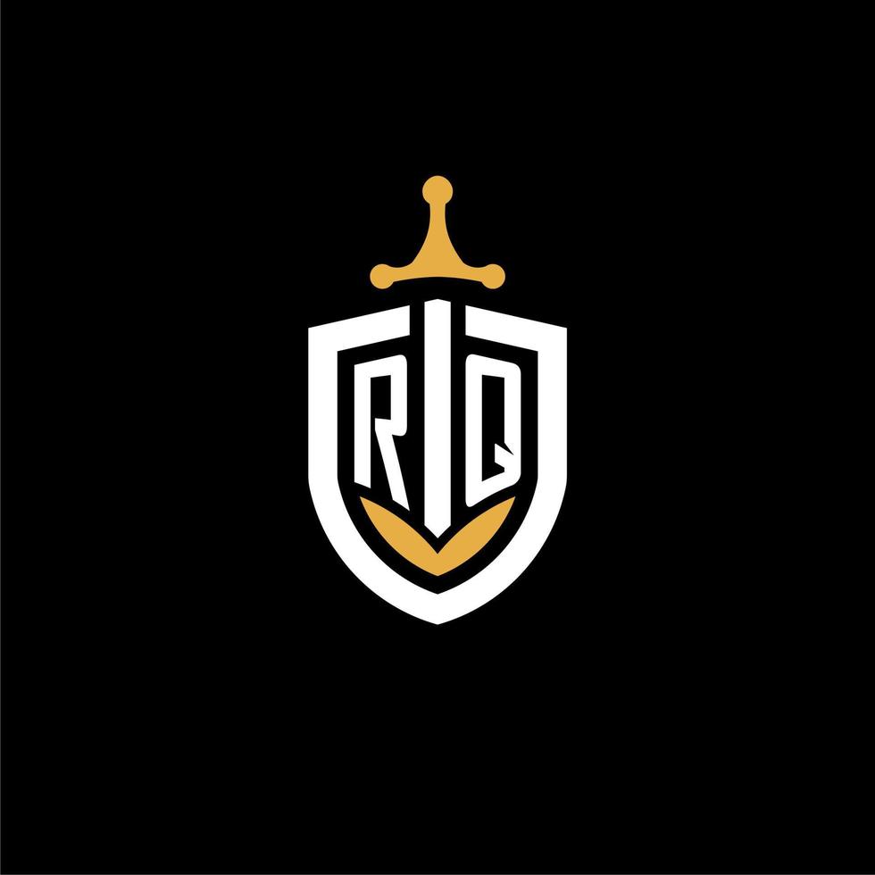 creative letter rq logo gaming esport mit schild- und schwertdesignideen vektor