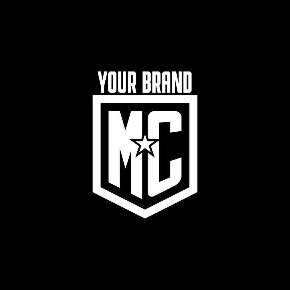 mc första gaming logotyp med skydda och stjärna stil design vektor