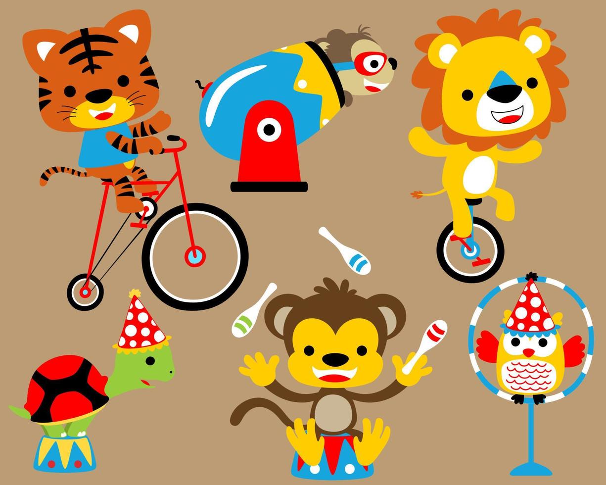 vektor illustration uppsättning av djur tecknad serie i cirkus show. tiger och lejon ridning cykel, apa spela jonglering, sköldpadda med kon hatt på skede, Uggla med kon hatt på hoppa ringa, apa i kanon cirkus