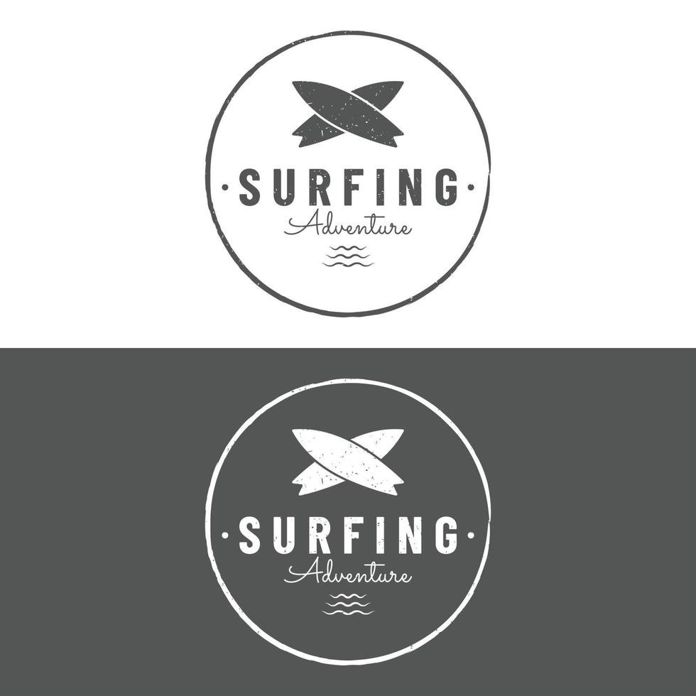 vintage surfbrett logo vorlage, surfen an einem sommerstrand. für geschäft, abzeichen, urlaub, etikett, emblem. vektor