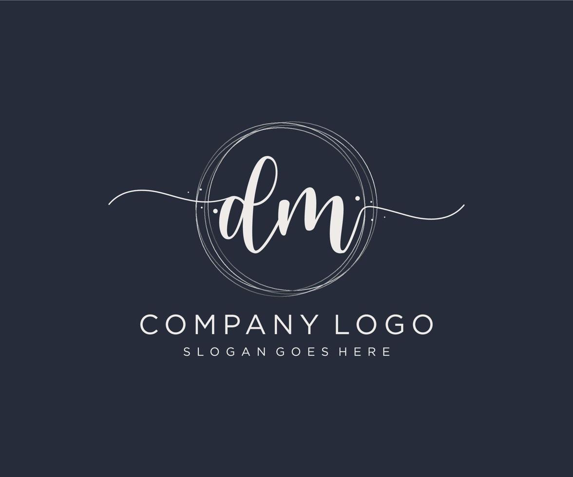 första dm feminin logotyp. användbar för natur, salong, spa, kosmetisk och skönhet logotyper. platt vektor logotyp design mall element.