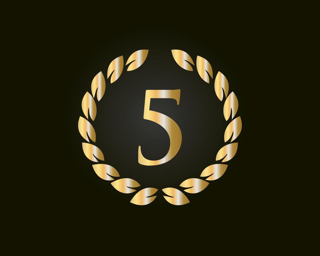 5 Jahre Jubiläumslogo mit goldenem Ring isoliert auf schwarzem Hintergrund, für Geburtstag, Jubiläum und Firmenfeier vektor