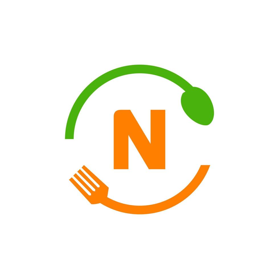 restaurang logotyp design på brev n med gaffel och sked ikon vektor