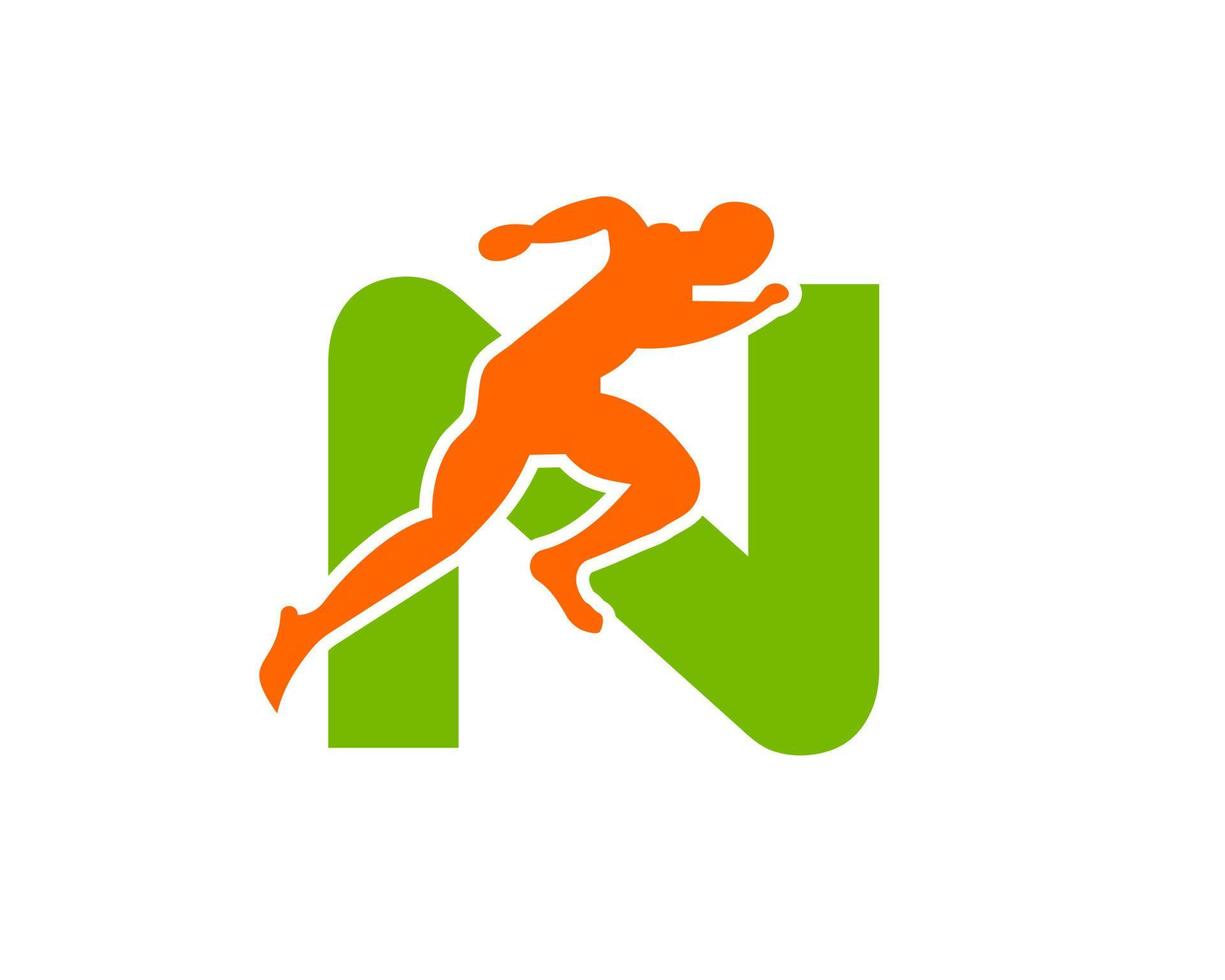 sport löpning man brev n logotyp. löpning man logotyp mall för maraton logotyp vektor