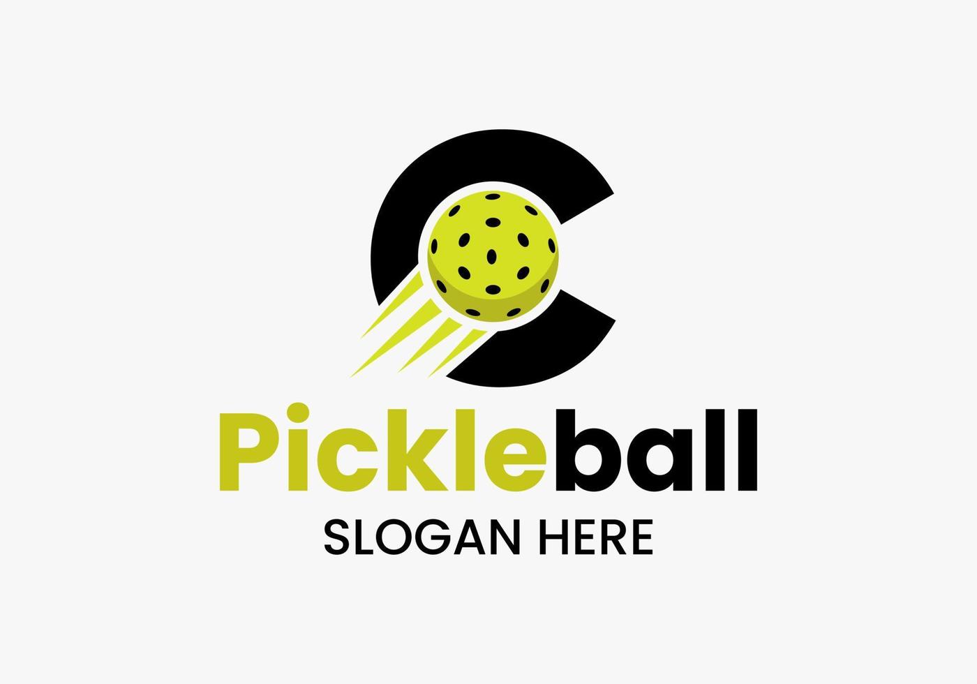 Buchstabe c Pickleball-Logo-Konzept mit beweglichem Pickleball-Symbol. Pickle-Ball-Logo-Vektorvorlage vektor