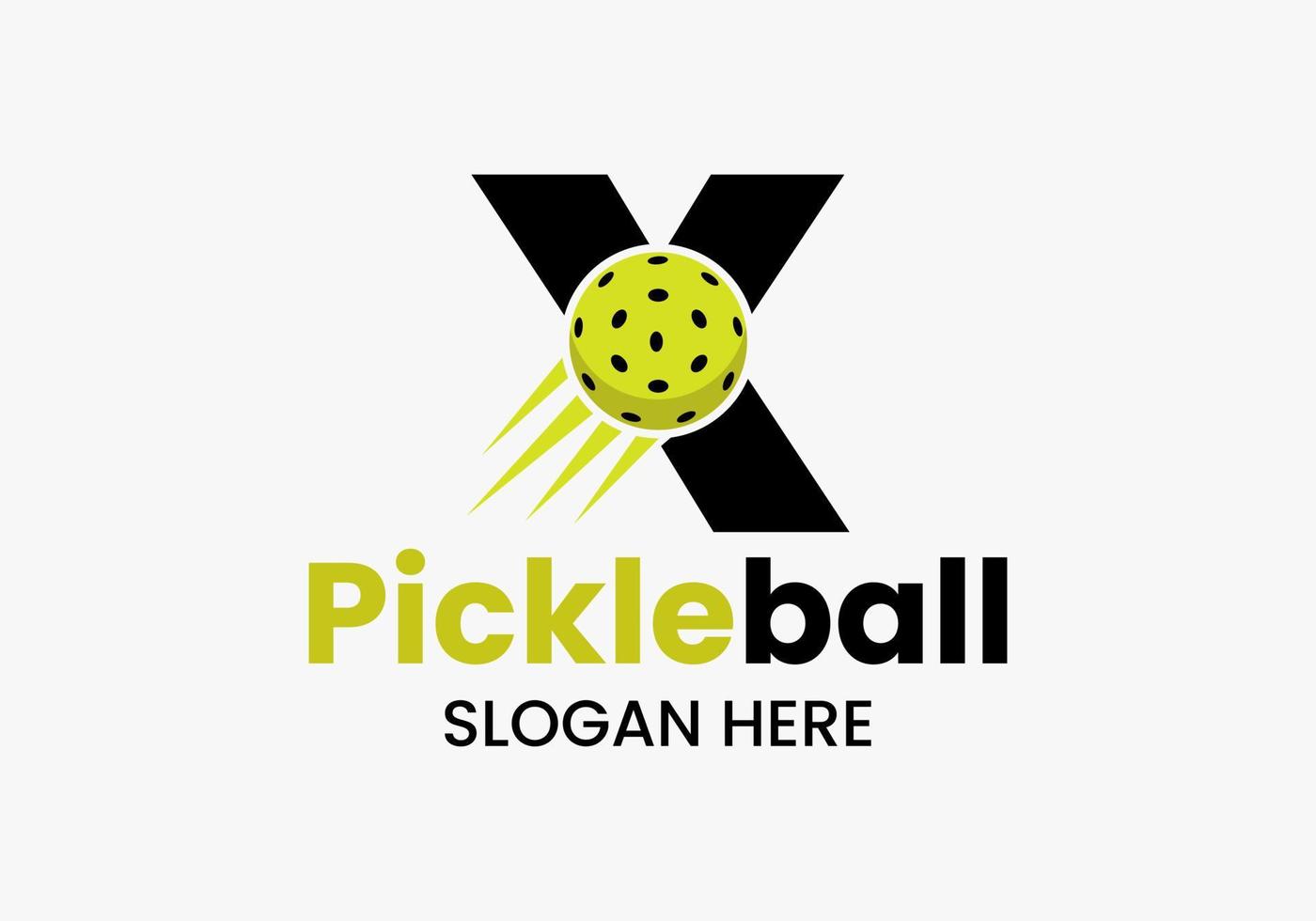 Buchstabe x Pickleball-Logo-Konzept mit beweglichem Pickleball-Symbol. Pickle-Ball-Logo-Vektorvorlage vektor