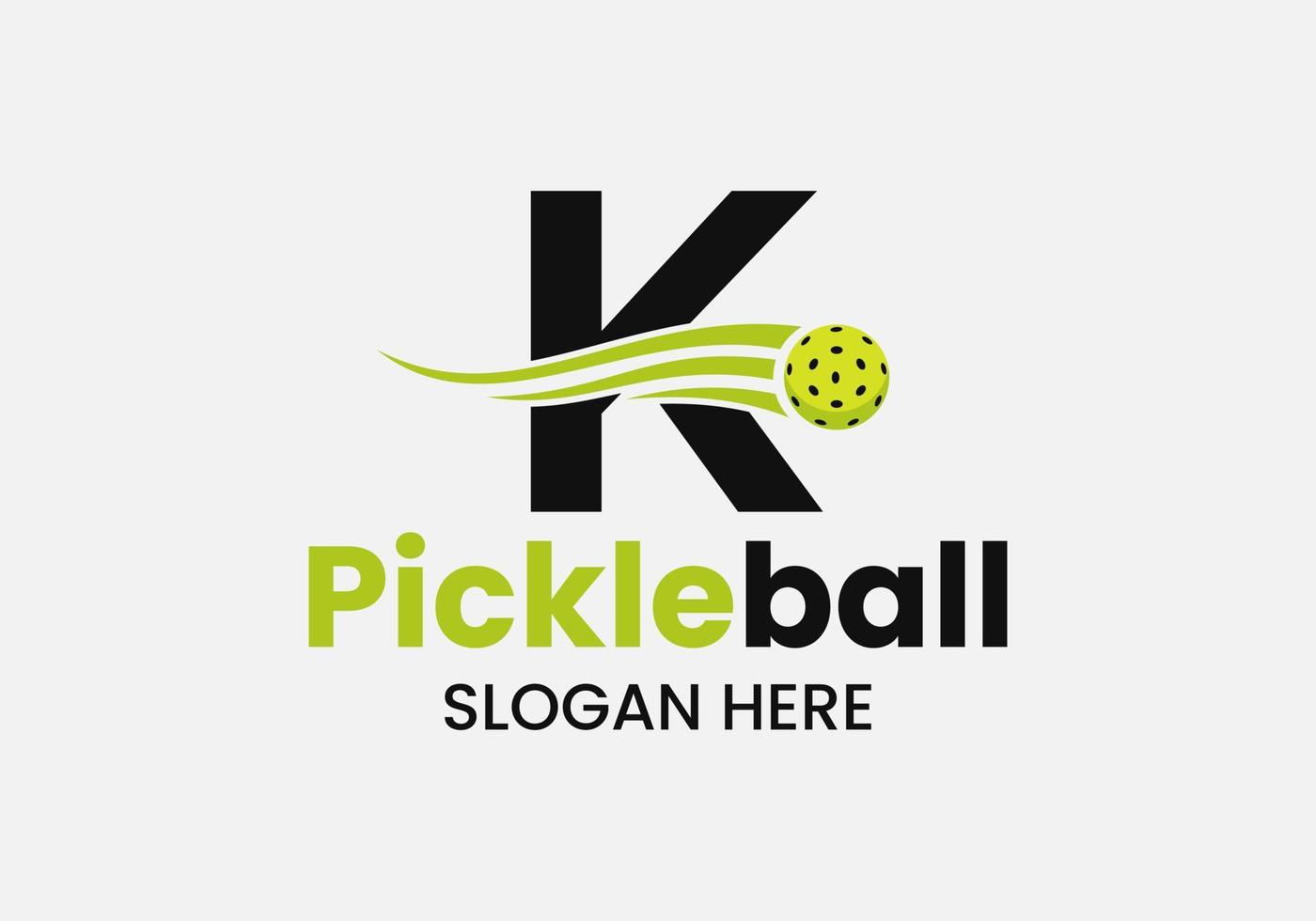 Buchstabe k Pickleball-Logo-Konzept mit beweglichem Pickleball-Symbol. Pickle-Ball-Logo-Vektorvorlage vektor