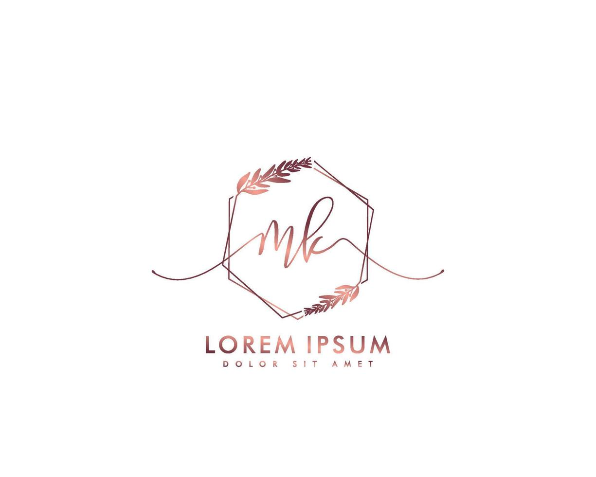 anfängliches mk feminines logo schönheitsmonogramm und elegantes logodesign, handschriftlogo der ersten unterschrift, hochzeit, mode, blumen und botanik mit kreativer vorlage vektor